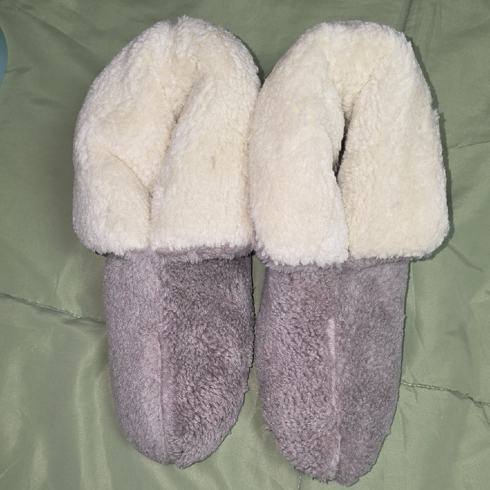 Cozy Sherpa Lugg Women's Slippers in Gray and White